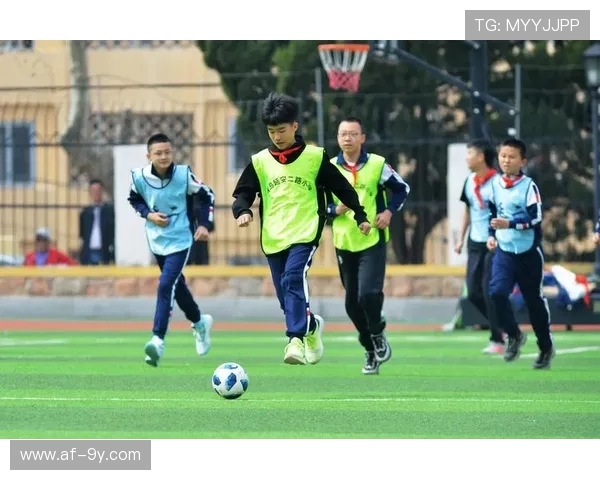 足球少年驰骋绿茵场展现拼搏精神与青春风采